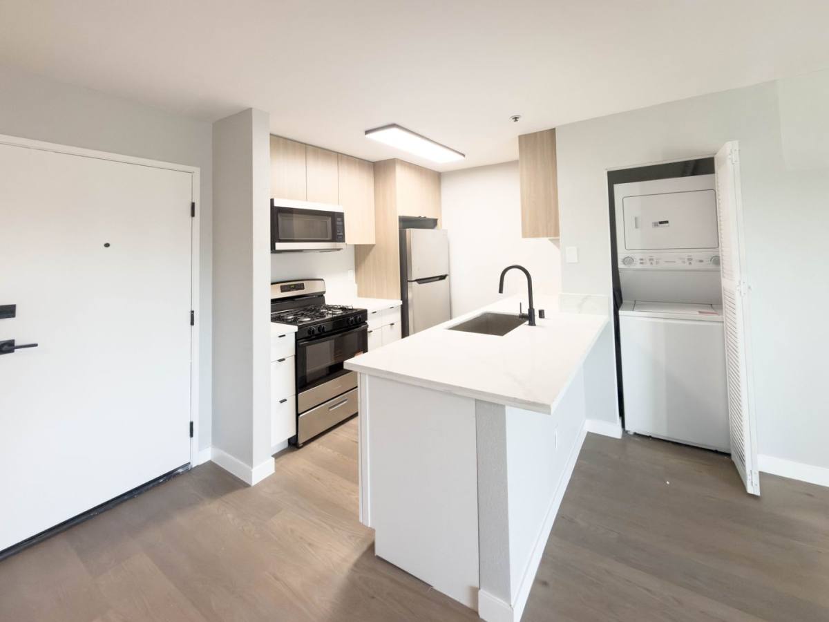 Apartment for rent at 1400 Venice Blvd, Venice, CA 90291