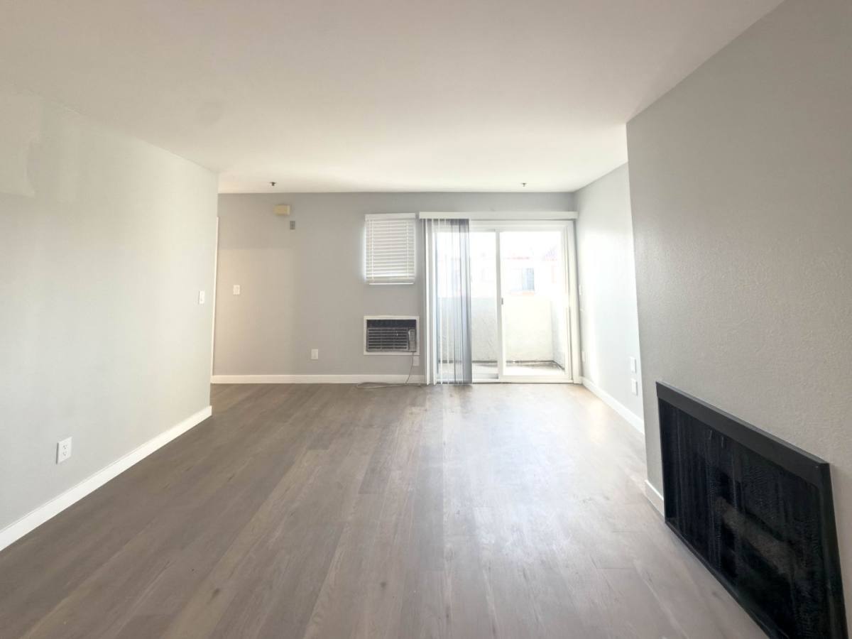 Apartment for rent at 1400 Venice Blvd, Venice, CA 90291