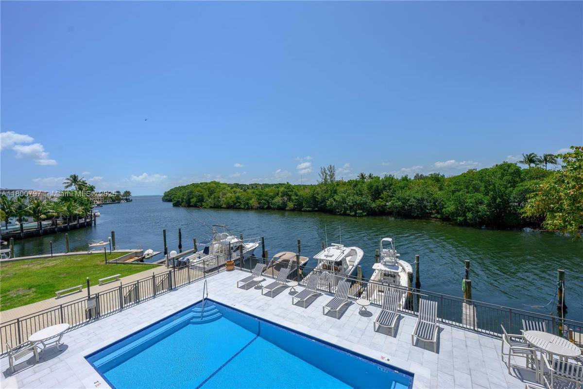 Townhouse for rent at 6901 Edgewater Dr #328, Miami, FL 33133