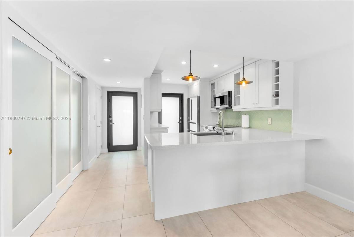 Townhouse for rent at 6901 Edgewater Dr #328, Miami, FL 33133
