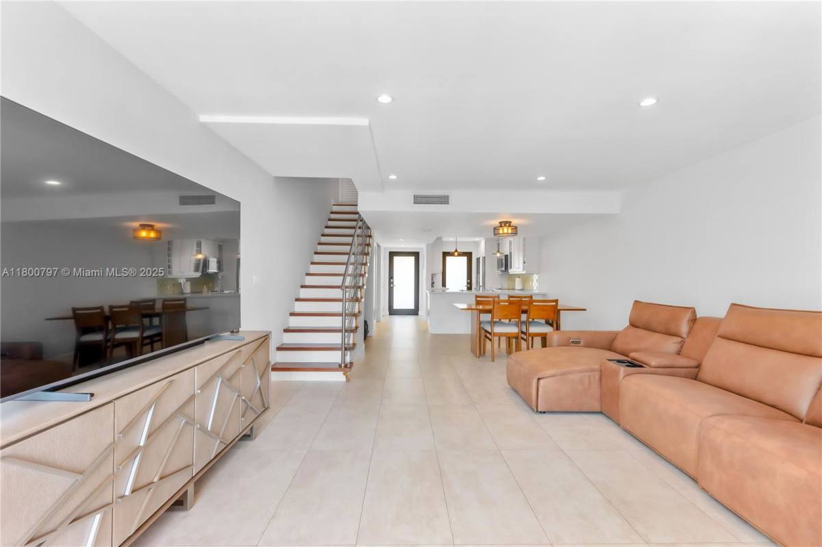 Townhouse for rent at 6901 Edgewater Dr #328, Miami, FL 33133
