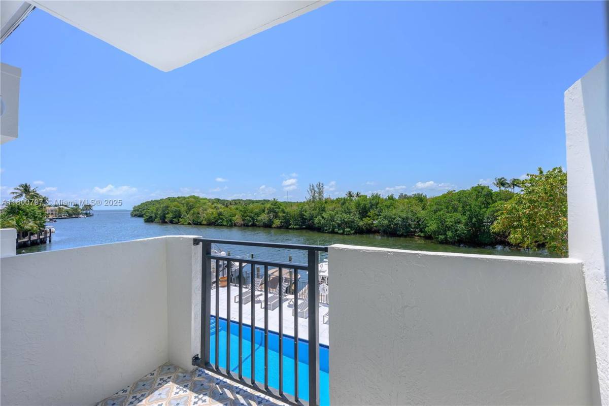Townhouse for rent at 6901 Edgewater Dr #328, Miami, FL 33133