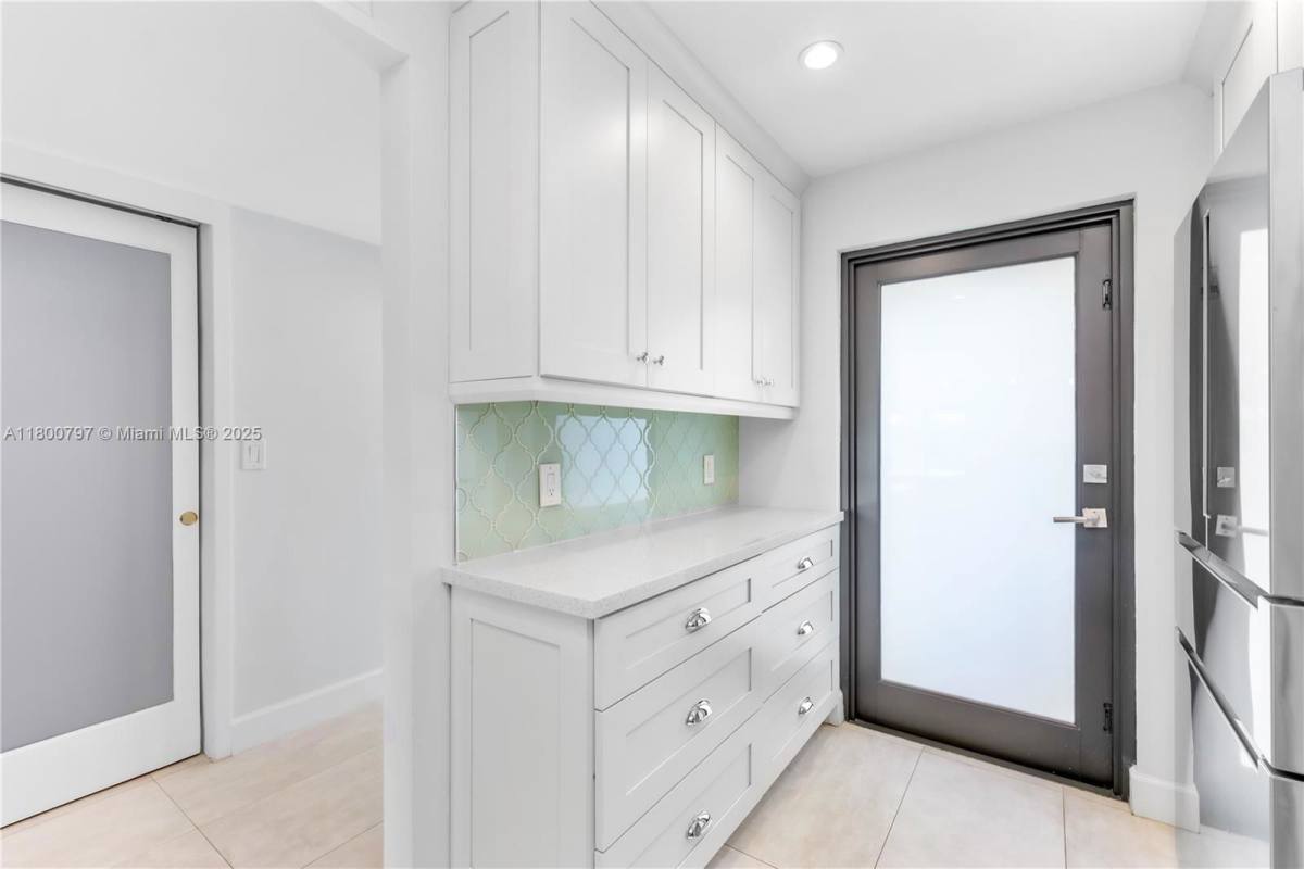 Townhouse for rent at 6901 Edgewater Dr #328, Miami, FL 33133