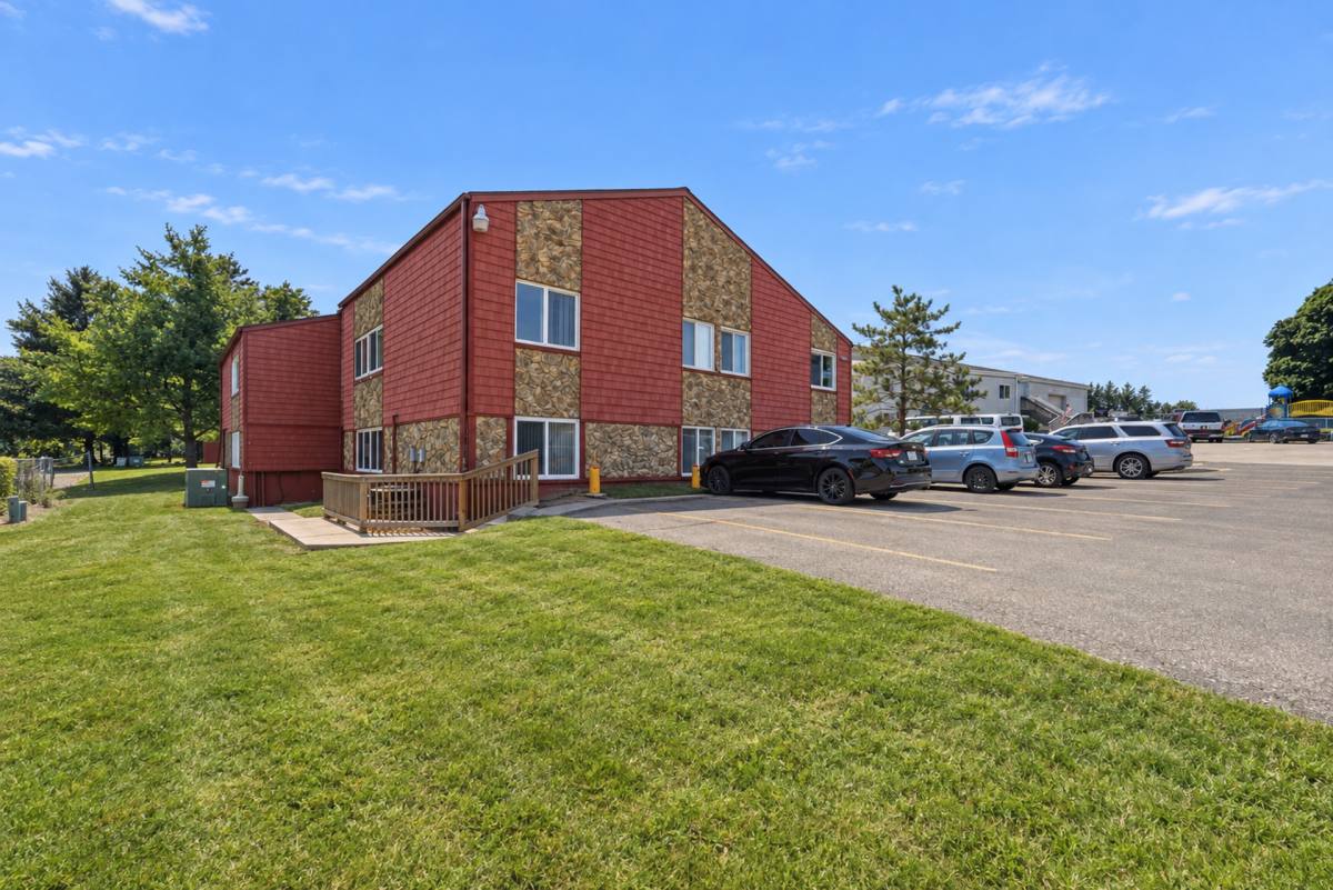 Apartment for rent at 3805-3807 W 4th St, Waterloo, IA 50701