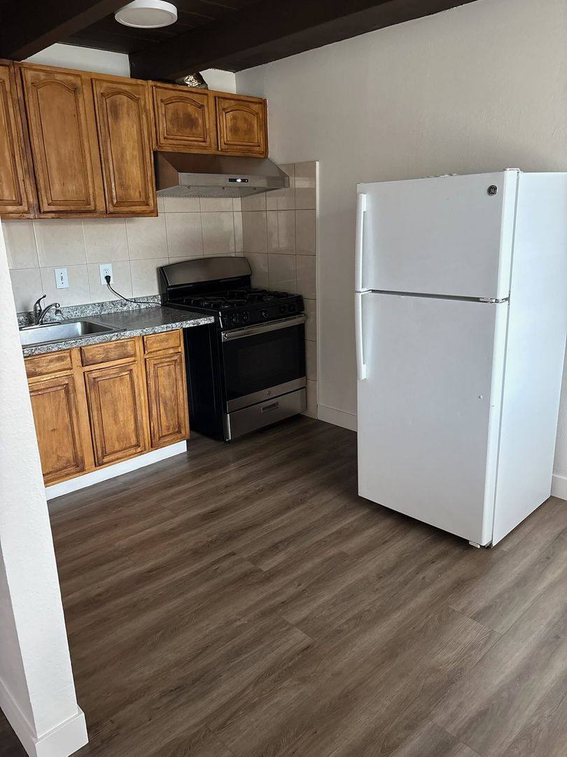 Apartment for rent at 692 34th St, Oakland, CA 94609