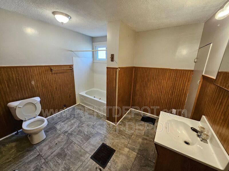 House for rent at 304 S Grand Ave, Evansville, IN 47713