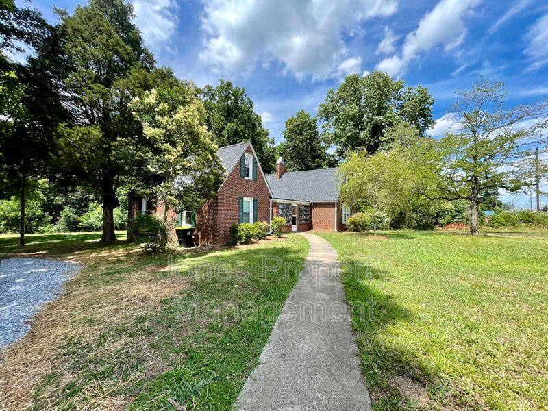 House for rent at 1419 N Main St, China Grove, NC 28023