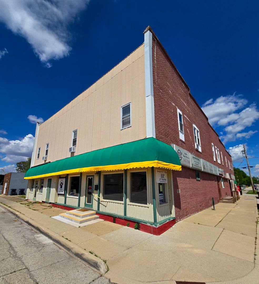 Apartment for rent at 623 Jefferson Ave, Charleston, IL 61920