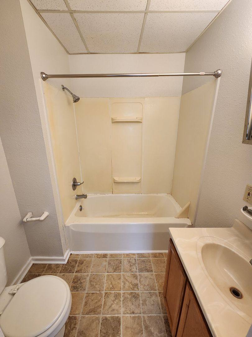 Apartment for rent at 623 Jefferson Ave, Charleston, IL 61920