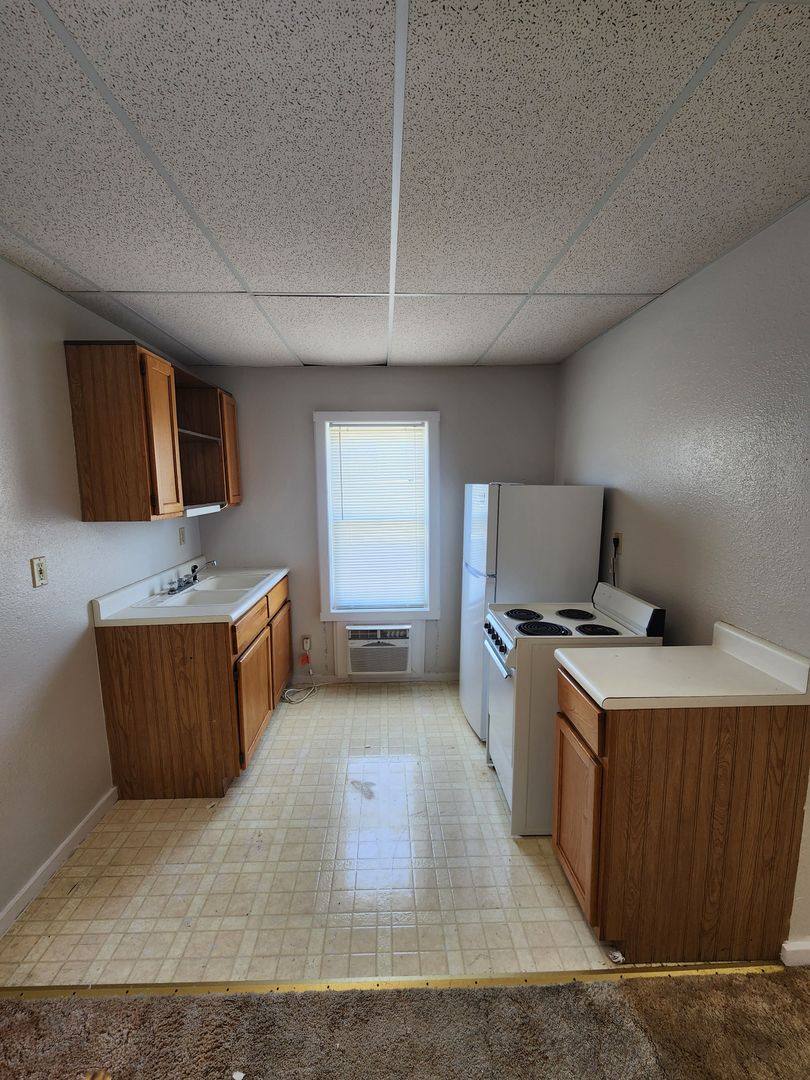 Apartment for rent at 623 Jefferson Ave, Charleston, IL 61920