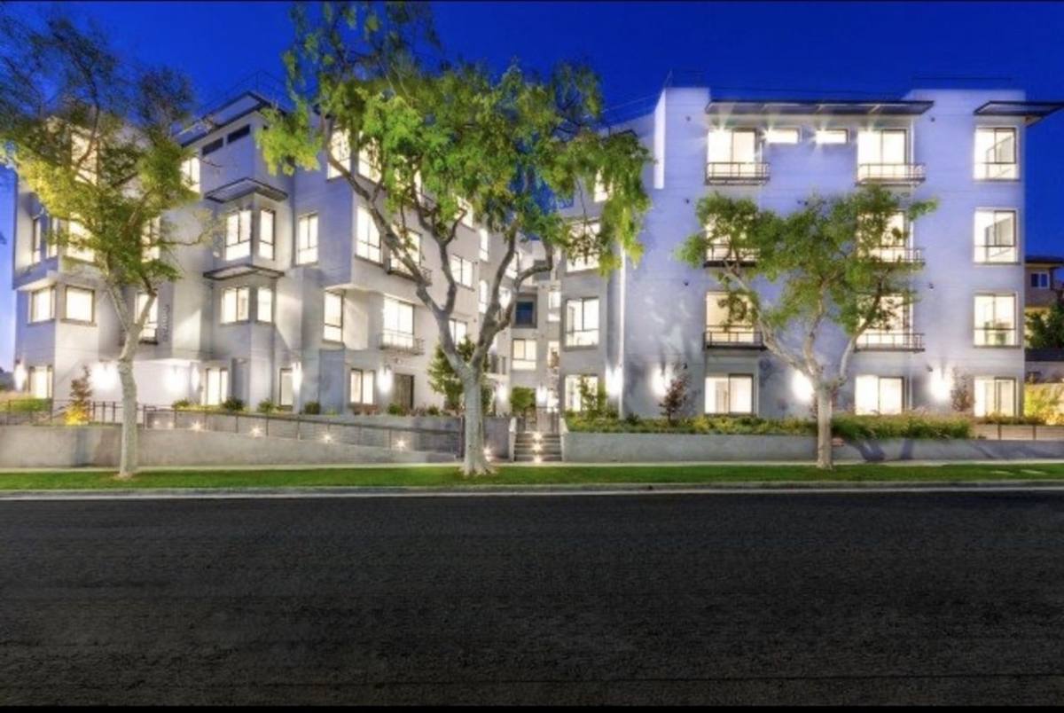 Apartment for rent at 5955 Saturn St, Los Angeles, CA 90035