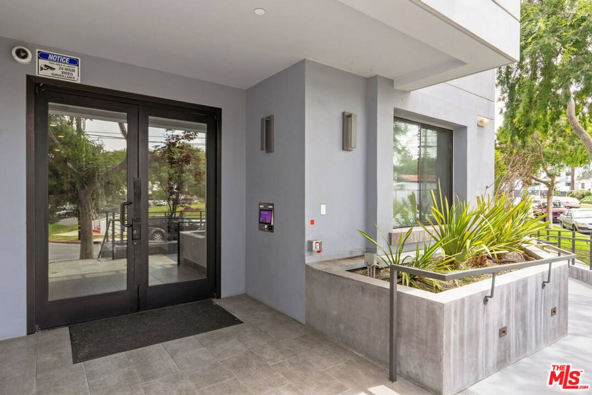 Apartment for rent at 5955 Saturn St, Los Angeles, CA 90035