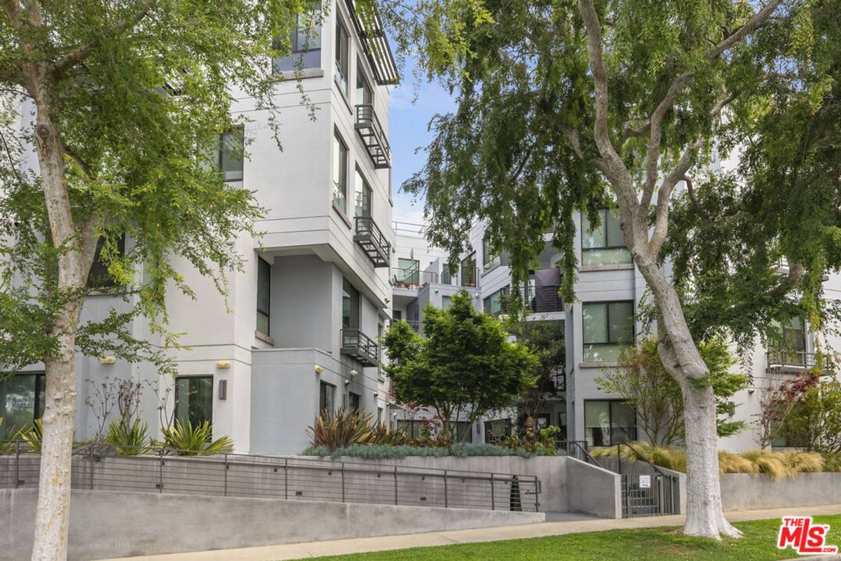Apartment for rent at 5955 Saturn St, Los Angeles, CA 90035