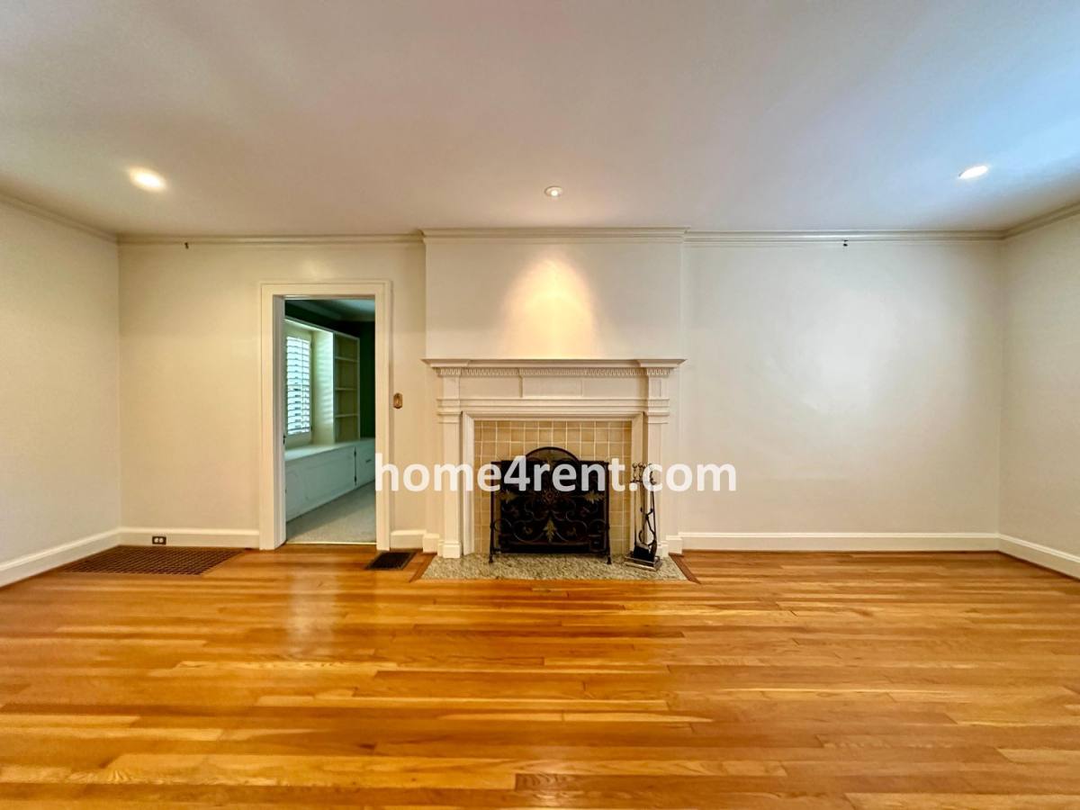 House for rent at 211 W 66th St, Kansas City, MO 64113