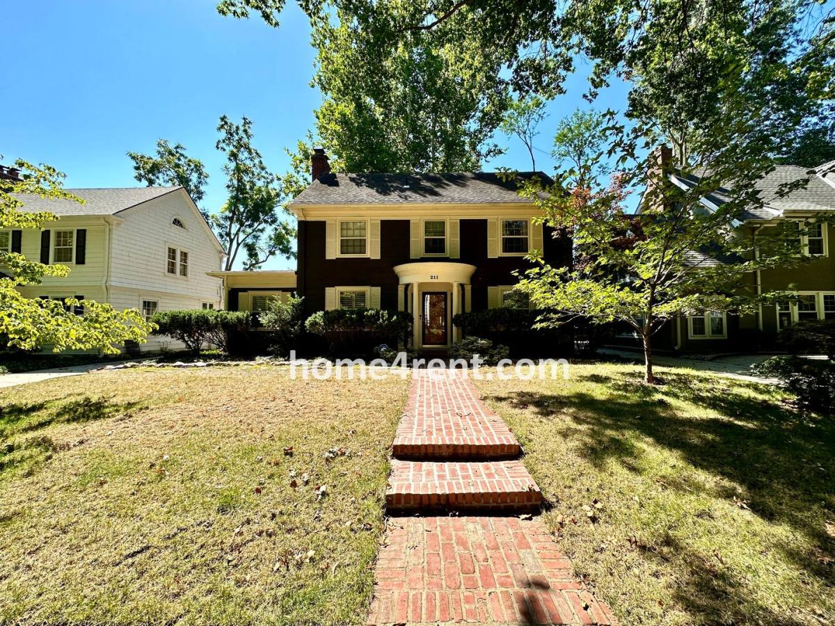 House for rent at 211 W 66th St, Kansas City, MO 64113