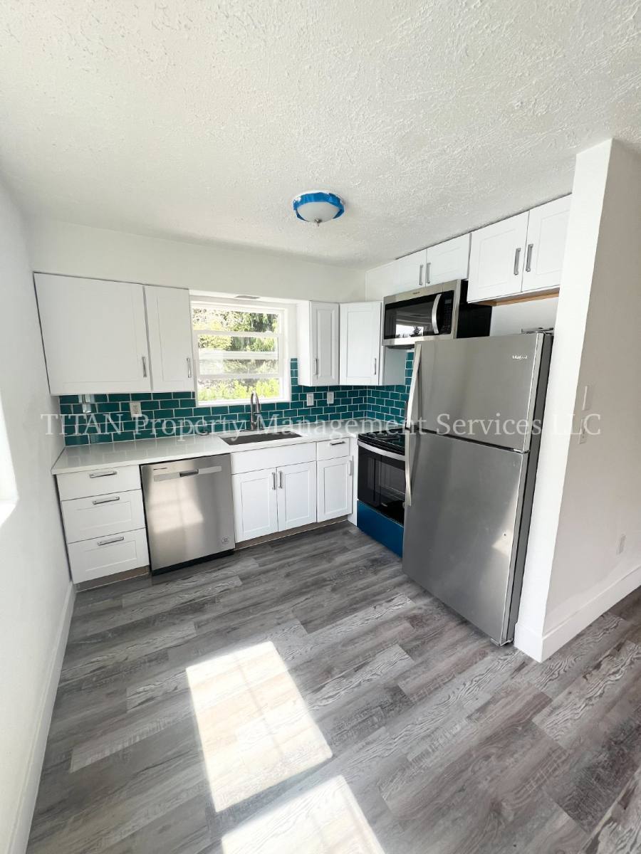 Apartment for rent at 1135 13th St NE #4, Salem, OR 97301