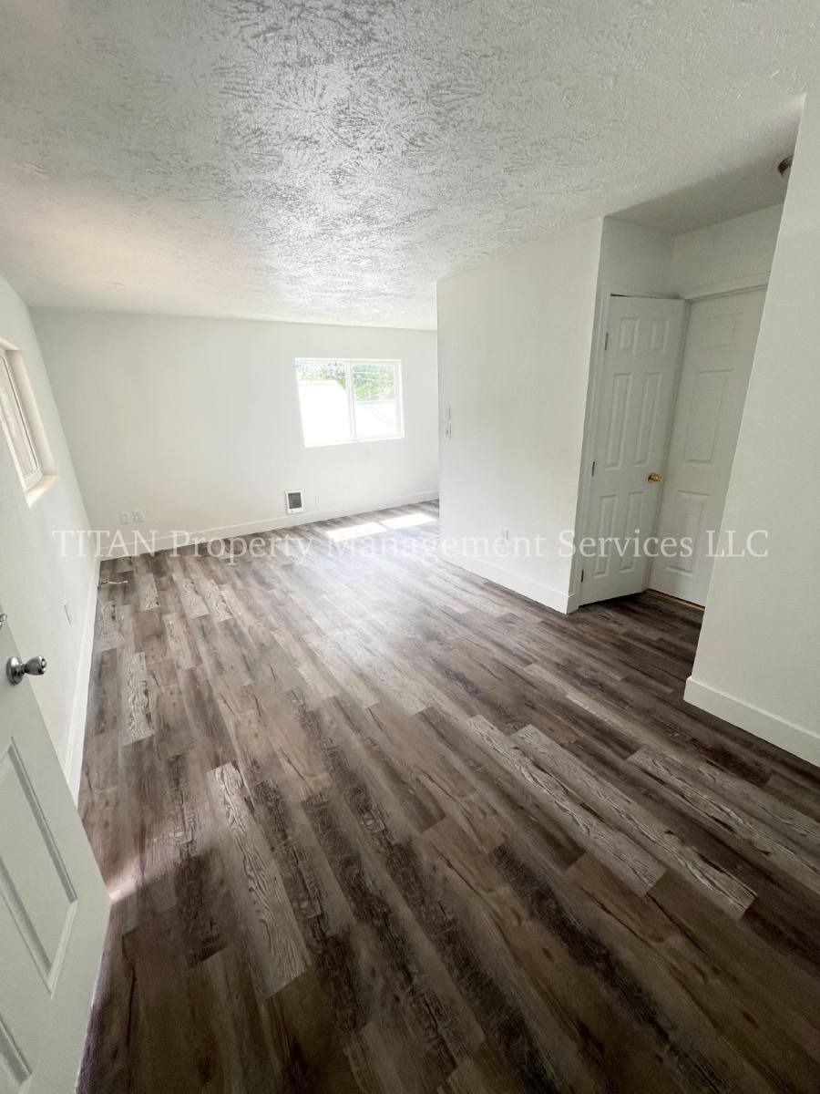 Apartment for rent at 1135 13th St NE #4, Salem, OR 97301