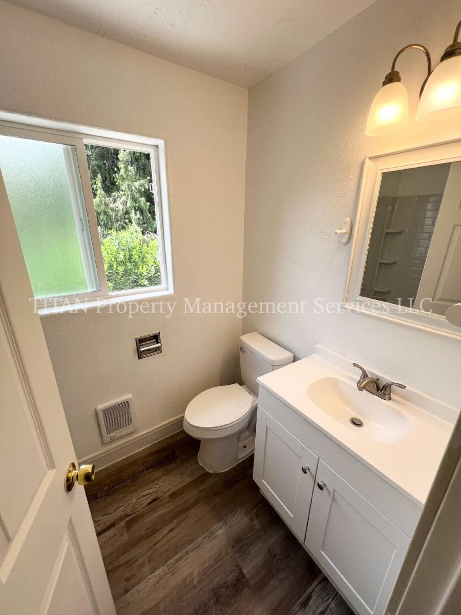 Apartment for rent at 1135 13th St NE #4, Salem, OR 97301
