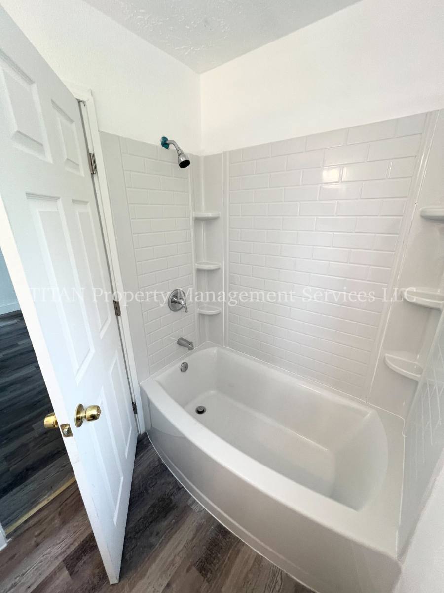 Apartment for rent at 1135 13th St NE #4, Salem, OR 97301