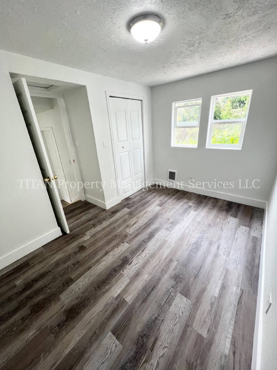 Apartment for rent at 1135 13th St NE #4, Salem, OR 97301