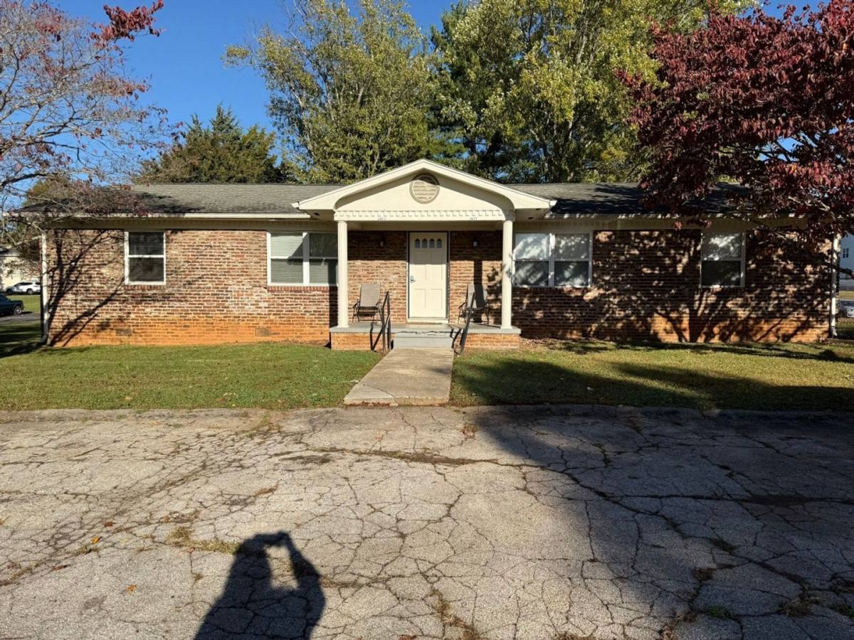 Apartment for rent at 1025 W Parkway Ave, Knoxville, TN 37912