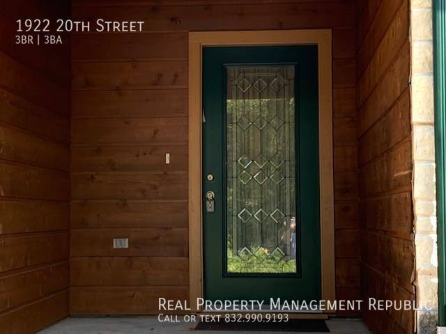 Townhouse for rent at 1922 20th St, Huntsville, TX 77340