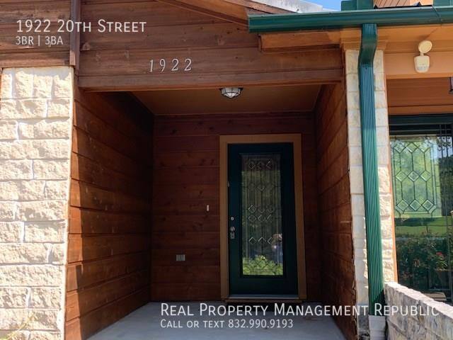Townhouse for rent at 1922 20th St, Huntsville, TX 77340