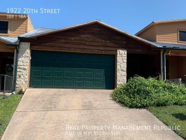 Townhouse for rent at 1922 20th St, Huntsville, TX 77340