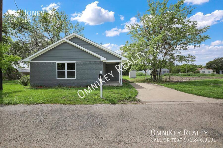 House for rent at 317 Jones St, Bonham, TX 75418