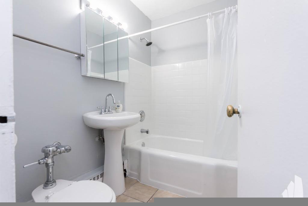 Apartment for rent at 7333 N Ridge Blvd #303, Chicago, IL 60645