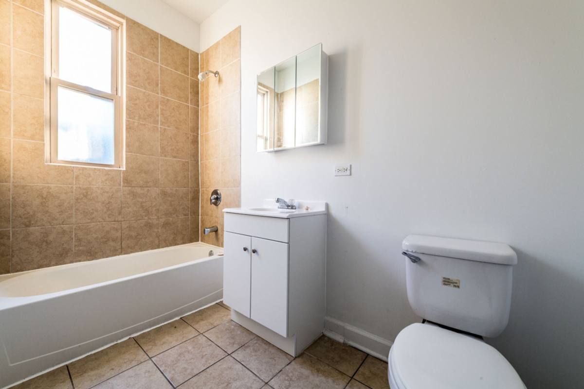 Apartment for rent at 2817 E 77th St, Chicago, IL 60649