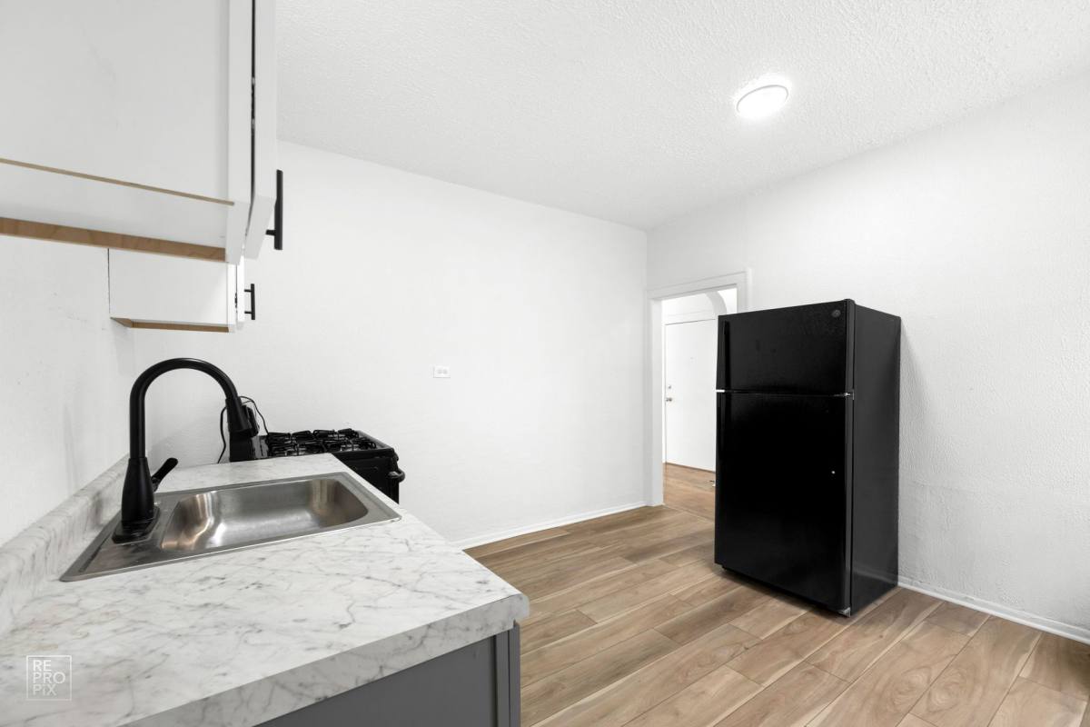 Apartment for rent at 7801-13 S Essex, Chicago, IL 60649