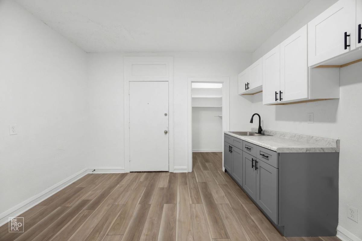 Apartment for rent at 7801-13 S Essex, Chicago, IL 60649