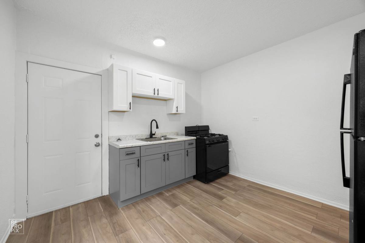 Apartment for rent at 7801-13 S Essex, Chicago, IL 60649