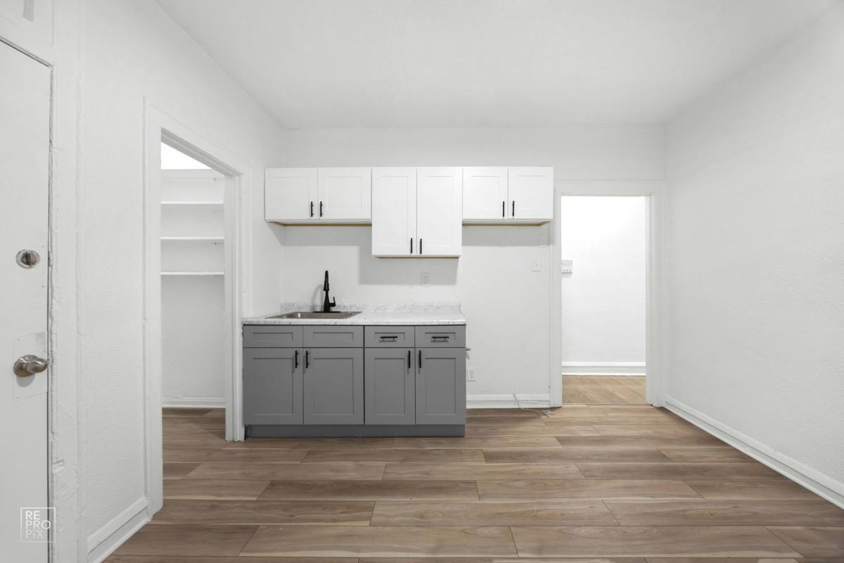 Apartment for rent at 7801-13 S Essex, Chicago, IL 60649