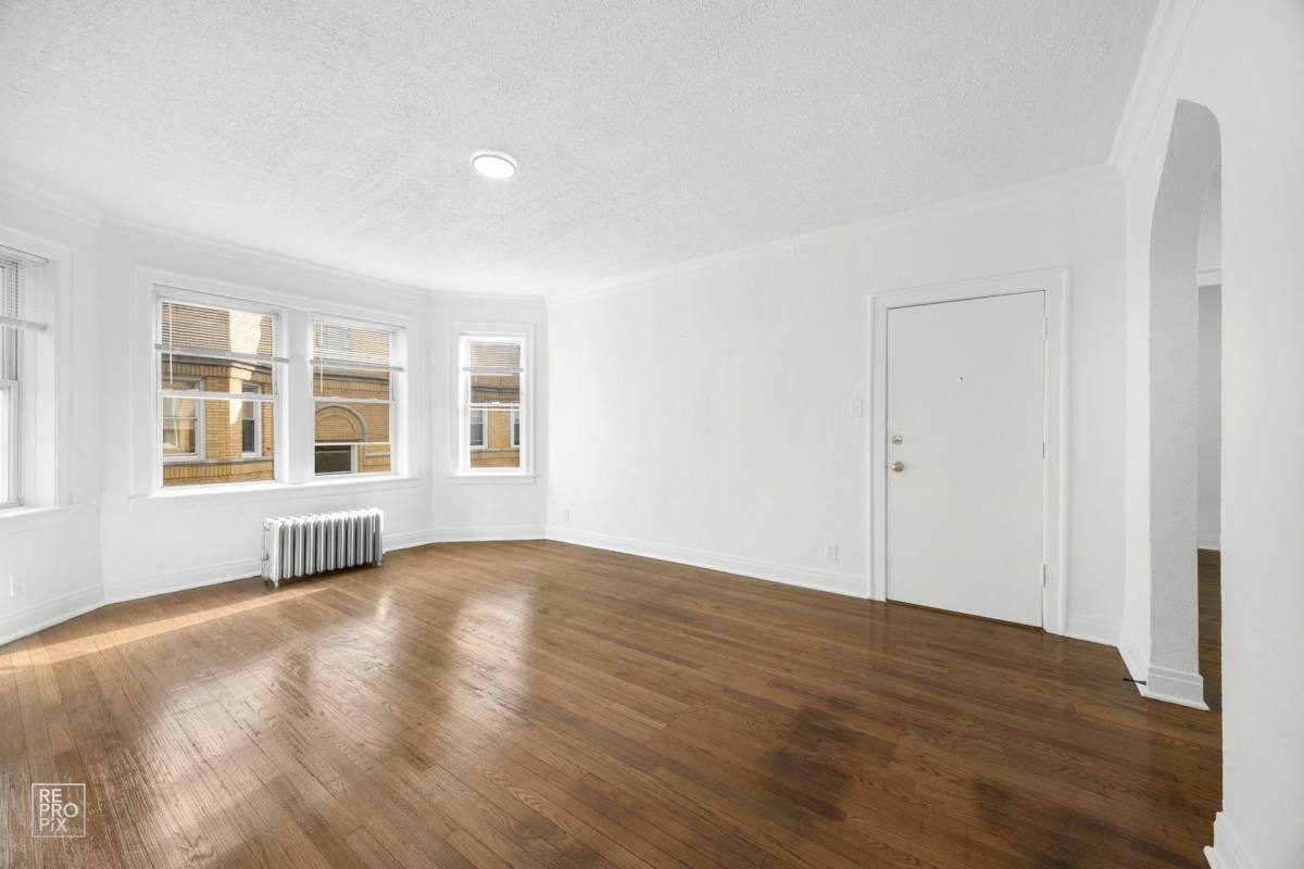 Apartment for rent at 7801-13 S Essex, Chicago, IL 60649