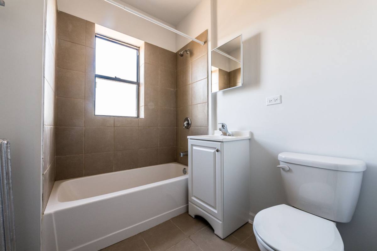 Apartment for rent at 330 N Pine Ave, Chicago, IL 60644