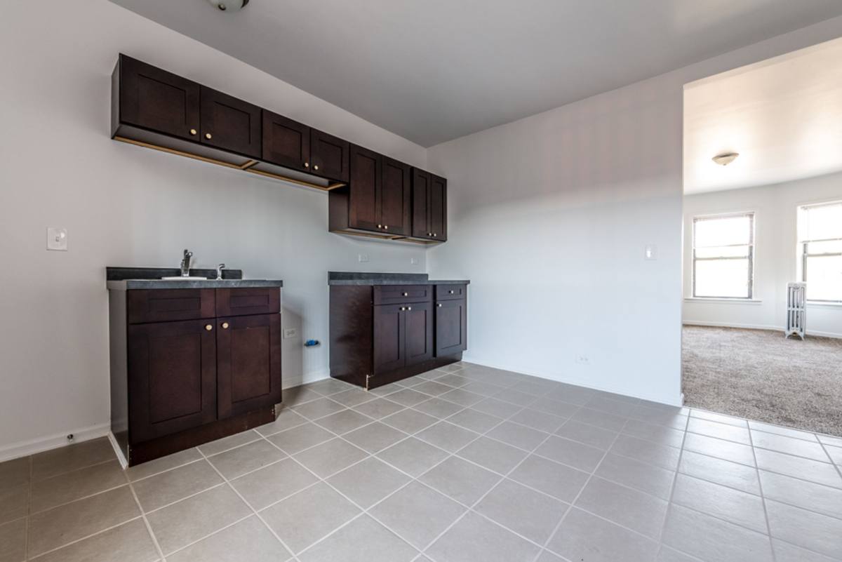 Apartment for rent at 330 N Pine Ave, Chicago, IL 60644