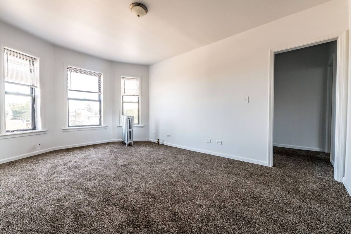 Apartment for rent at 330 N Pine Ave, Chicago, IL 60644