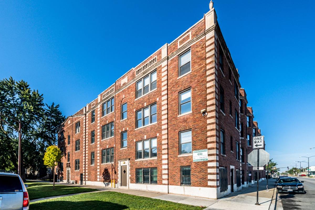 Apartment for rent at 330 N Pine Ave, Chicago, IL 60644