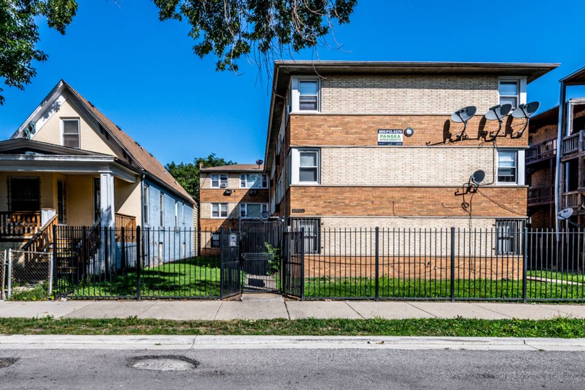 Apartment for rent at 2826 E 76th Place, Chicago, IL 60649
