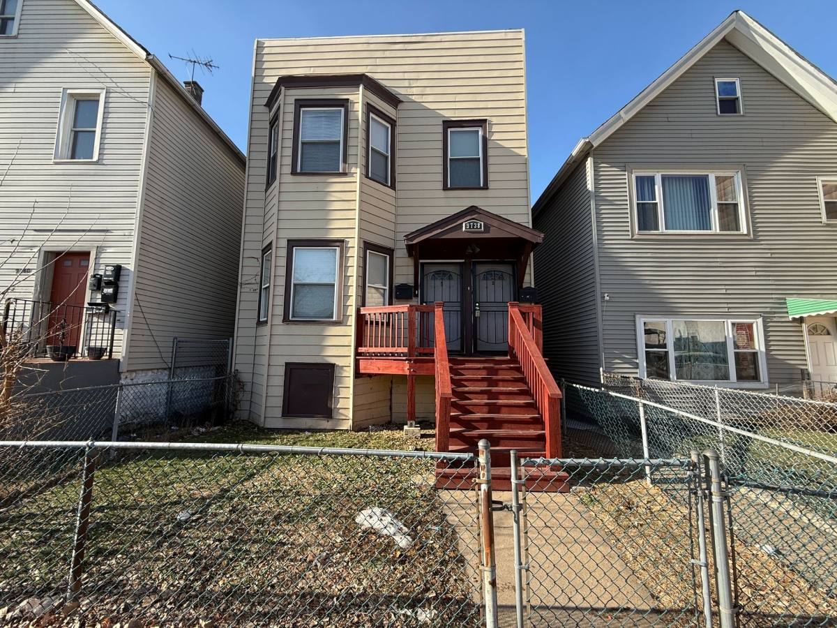 Apartment for rent at 9738 S Ave, Chicago, IL 60617
