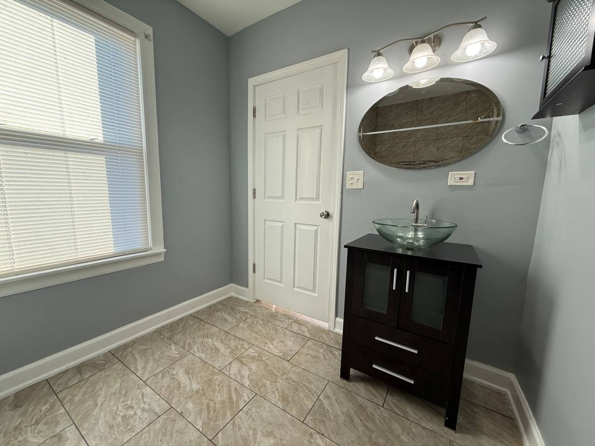 Apartment for rent at 9738 S Ave, Chicago, IL 60617