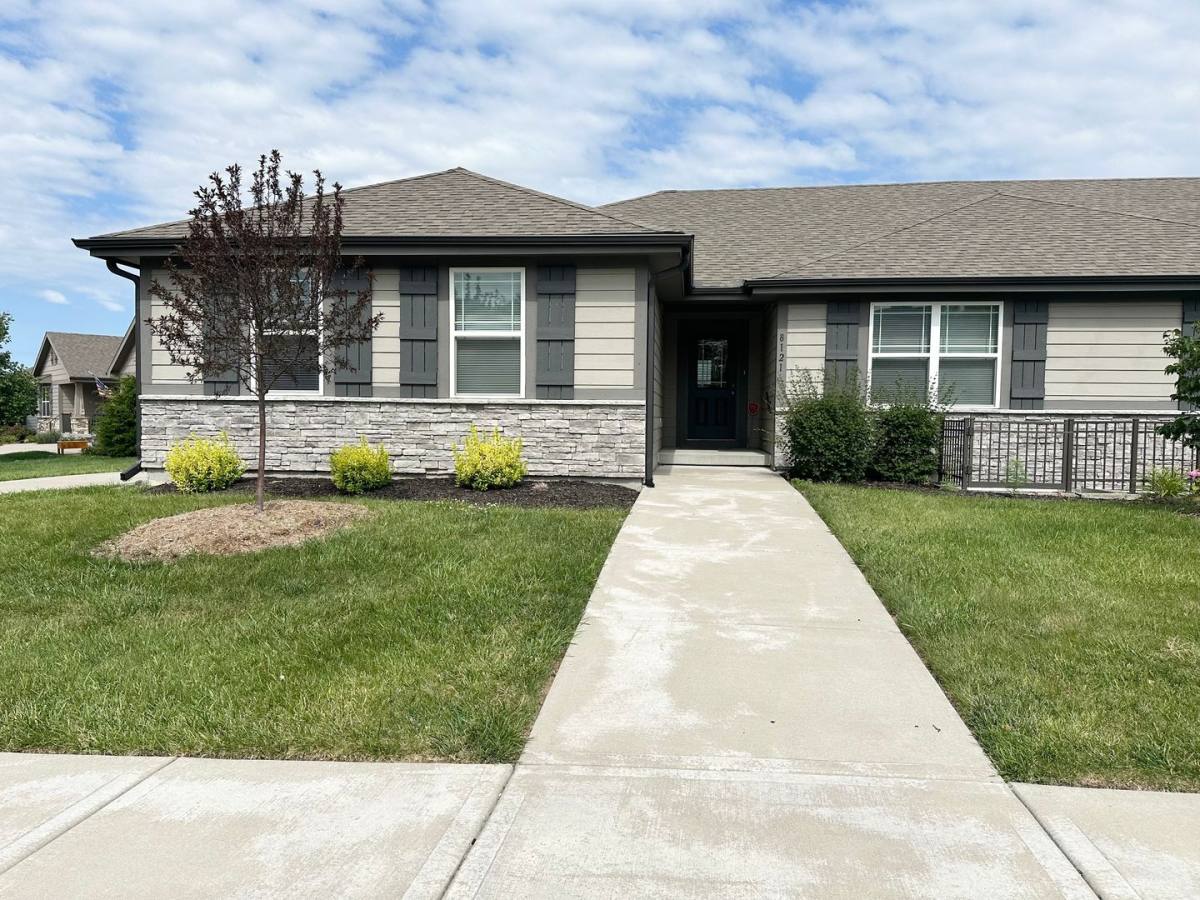 8121 SE 6th St, Blue Springs, MO 64014