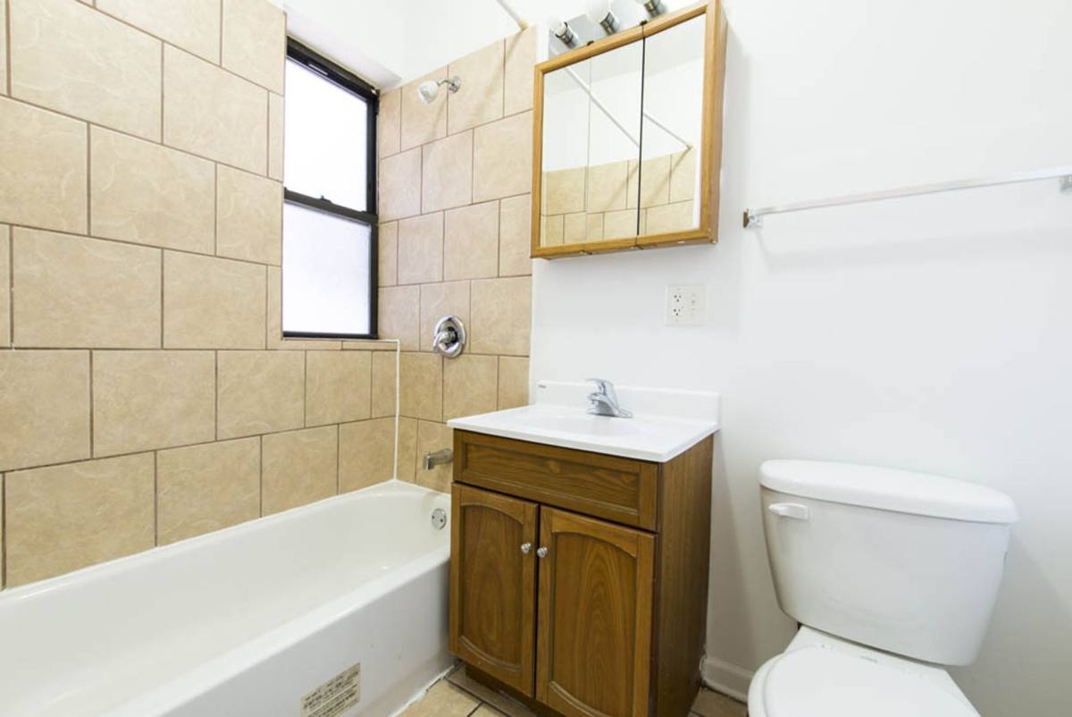 Apartment for rent at 7440 S Phillips Ave, Chicago, IL 60649