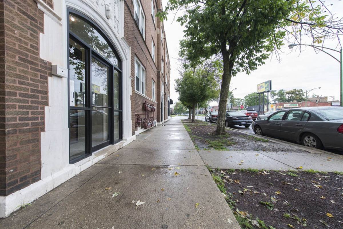 Apartment for rent at 1735 W 79th St, Chicago, IL 60620