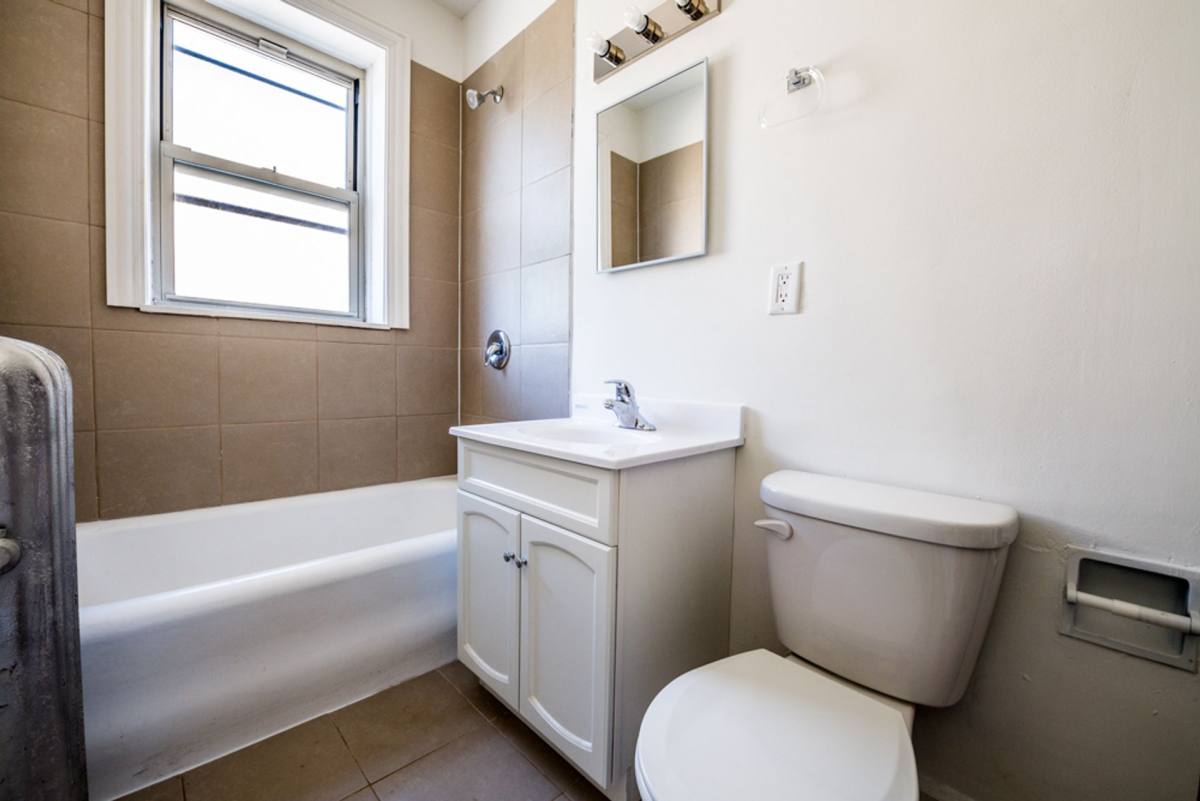 Apartment for rent at 6705 S Michigan, Chicago, IL 60637