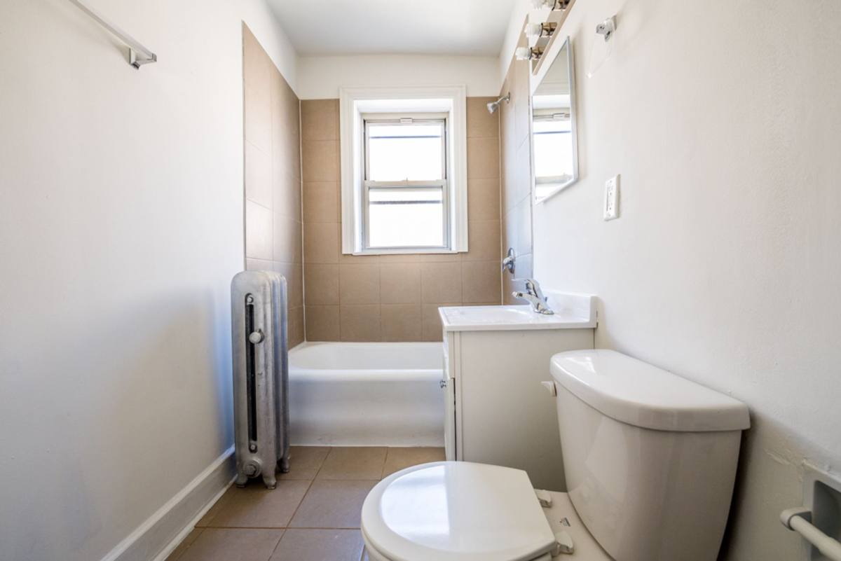 Apartment for rent at 6705 S Michigan, Chicago, IL 60637