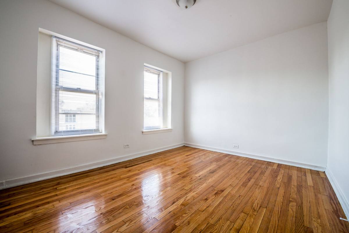 Apartment for rent at 6705 S Michigan, Chicago, IL 60637
