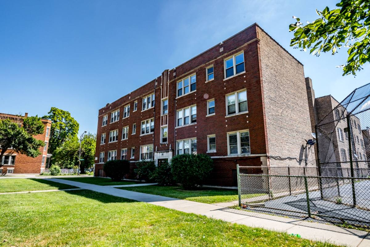 Apartment for rent at 6705 S Michigan, Chicago, IL 60637